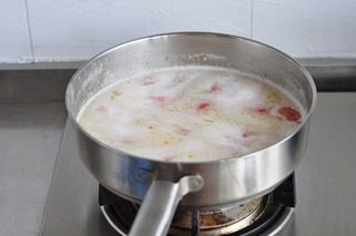 意式香浓菜汤,倒入土豆泥，一碗牛肉汤或者骨头汤。大火煮开，调入盐，胡椒粉小火熬煮到腰豆软（不要烂），汤汁成茄汁色