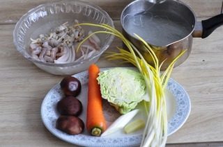 海皇粉丝煲,原料图。蛏子水煮取肉。粉丝用温水泡软