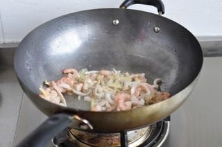 海皇粉丝煲,锅里放少许油,煸炒葱姜出香味。放入鱿鱼,虾,蛏子,炒均匀,放两茶匙咖喱粉小火炒香
