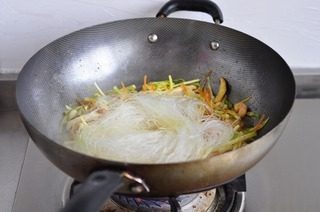 海皇粉丝煲,把粉丝放在上面,浇一小碗高汤,大火煮