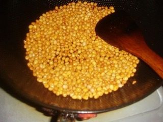 炒香酥黄豆,用小火慢炒,炒到金黄色即可