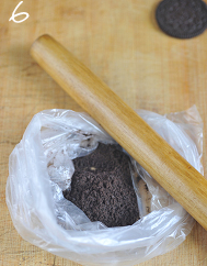 盆栽酸奶,吃的时候取出一部分酸奶放在小杯子里,两片黑色饼干装入保鲜袋擀碎,撒在酸奶表面即可。