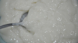 清汤鱼芙蓉,鱼茸中加入盐,味精搅拌上劲后再加入<a style='color:red;display:inline-block;' href='/shicai/ 17'>蛋清</a>搅拌融合