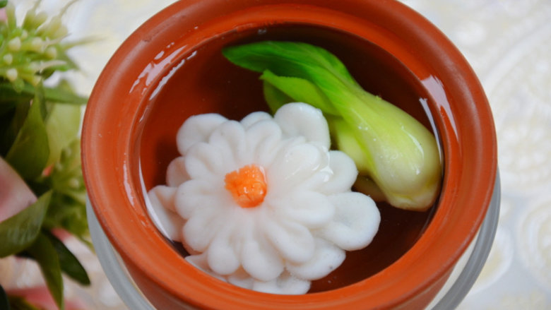 清汤鱼芙蓉,把鸡清汤烧开,加入鱼芙蓉和小<a style='color:red;display:inline-block;' href='/shicai/ 3239'>菜心</a>,调味