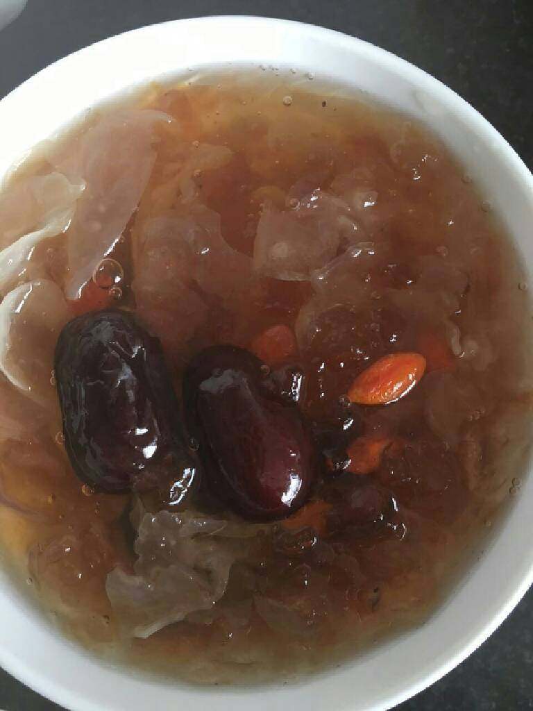 桃胶银耳红枣枸杞汤