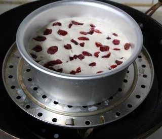蔓越莓发糕,冷水上锅,大火蒸30分钟左右。出锅后用小刀旁边划一圈脱模即可