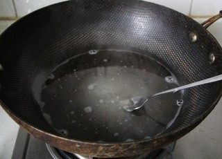 麦片糖,兑好后的麦芽水放入锅中,再加入同等量的<a style='color:red;display:inline-block;' href='/shicai/ 3729'>白糖</a>