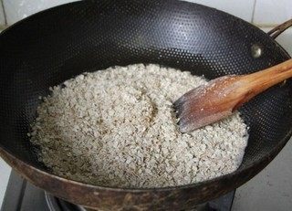 麦片糖,倒入,炒好的麦芽和熟芝麻混合
