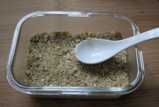 麦片糖,将麦片装入模具中,用勺压平。冷却后切块即可