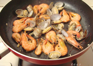 西班牙海鲜烩饭,锅中放入橄榄油，<a style='color:red;display:inline-block;' href='/shicai/ 6559'>蒜蓉</a>爆香，放入<a style='color:red;display:inline-block;' href='/shicai/ 194'>蛤蜊</a>，<a style='color:red;display:inline-block;' href='/shicai/ 294'>海虾</a>，<a style='color:red;display:inline-block;' href='/shicai/ 345'>鱿鱼</a>，倒入<a style='color:red;display:inline-block;' href='/shicai/ 902'>白兰地</a>炒熟，加入海盐，炒好后先盛盘。