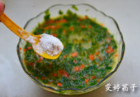 香椿芽胡罗卜蛋饼#春意绿#,洒入一小勺淀粉,打匀。煎出来的蛋饼口感会更软嫩蓬松。