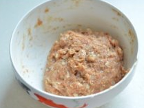 烤苏格兰蛋,拌好的肉馅再用手整团拿起反复在盆里摔打约1分到2分钟。