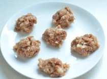 烤苏格兰蛋,将肉馅分成均匀大小的12份。