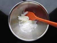 双色圈饼干,白油室温软化,加入糖粉,用刮刀搅拌到一起,然后用电动打蛋器,中速度打发