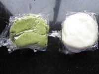 双色圈饼干,充分翻拌均匀后包上保鲜膜,入冷藏室松弛30分钟