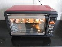 双色圈饼干,预热8分钟,插入中层架,150度烤13分钟即可