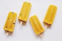 芒果冰棍,灌进模具,可以根据口味和现有食材发挥,放入几颗蓝莓/一勺果酱什么的都是极好的。大概冻4个小时就可以吃了