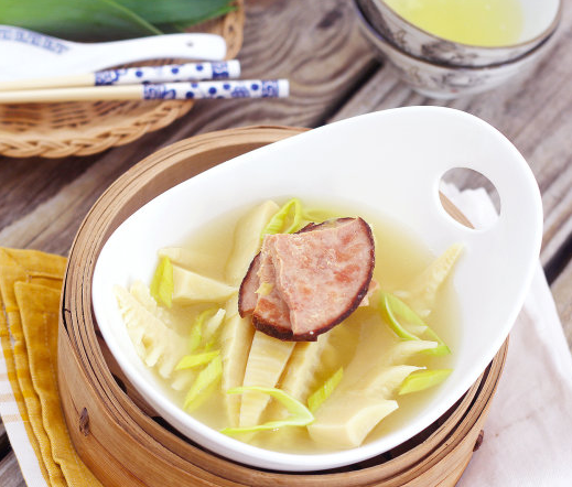 鲜笋绿葱火腿高汤