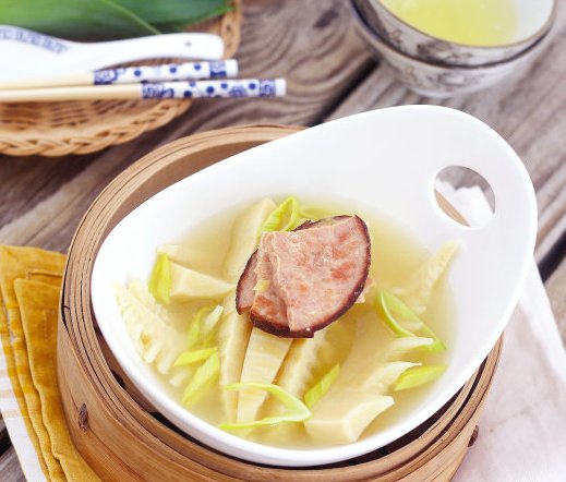 鲜笋绿葱火腿高汤