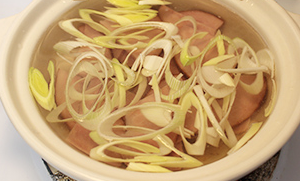 鲜笋绿葱火腿高汤,锅里倒入<a style='color:red;display:inline-block;' href='/shicai/ 845'>高汤</a>，放入火腿片，葱白末，大火煮开后转小火煮20min
