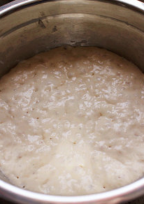 鲜果奶油小餐包,料理盆中加入全部的酵头材料,混和成团后即室温放置1小时,之后密封入冷藏12小时