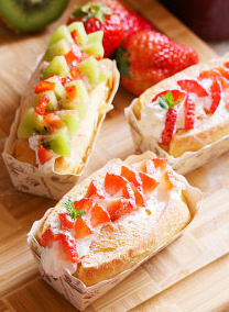 鲜果奶油小餐包,面包凉透后,在中心处割开,挤入<a style='color:red;display:inline-block;' href='/shicai/ 4957'>鲜奶油</a>(或卡士达等其它自己喜欢的软性填料)水果切小块后装饰于奶油上,洒些许糖粉!完成!