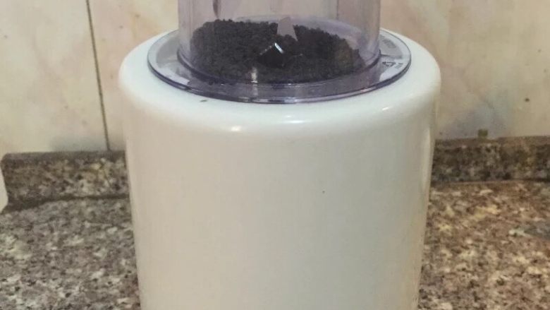 黑芝麻糊,4.将黑芝麻和糯米用料理机打成粉