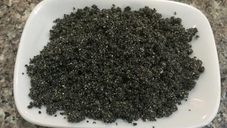 黑芝麻糊,5.打好的黑芝麻和糯米粉倒入容器中搅拌均匀,这是搅拌好的黑芝麻和糯米粉混合粉