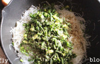 酥炸蛋蚵包子,冬粉碎+韭菜花丁+黑胡椒+白胡椒+干贝酱+<a style='color:red;display:inline-block;' href='/shicai/ 847'>香油</a>+盐~混合搅拌后成为韭菜馅备用