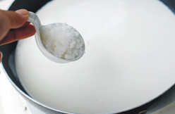 北海道牛奶手工糖,在锅里倒入牛奶、淡奶油，再加入<a style='color:red;display:inline-block;' href='/shicai/ 869'>白砂糖</a>。