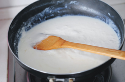 北海道牛奶手工糖,中火煮到快要沸腾时转小火继续熬煮。