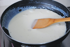 北海道牛奶手工糖,煮的期间注意要不停的搅拌，保证奶液均匀受热。