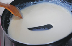 北海道牛奶手工糖,煮至变成浓酱程度，这时用刮刀搅拌可划出一条纹路，并且奶酱纹路能缓慢的收拢即可。