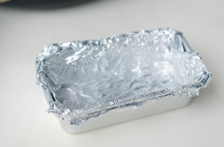 北海道牛奶手工糖,准备一个容器，里面铺上烘焙纸或锡纸，以方便脱模。