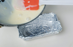 北海道牛奶手工糖,将煮好的奶酱倒入容器中。