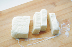 北海道牛奶手工糖,冻好以后拿出来切块，包上烘焙油纸即可（也可不包）。