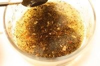 佛卡夏,先来制作香草橄榄油吧,其实份量不是太拘谨,橄榄油加热到37,8度,加入罗勒,意大利杂香草,切碎的蒜蓉,一大勺盐。这个油多做一些,拿来油渍番茄啊,炒菜啊都很好吃!香草有什么就放什么,但是罗勒,蒜,盐不能少。