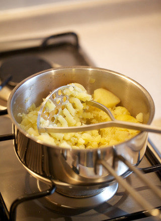 土豆泥,将去皮的土豆块放回锅内,最小火加热,用potato masher反复挤压至细腻顺滑
