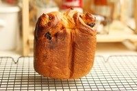肉桂葡萄干面包 ,机器会继续进行下次发酵和烤制。程序结束之后,拿出来面包放凉散热即可。