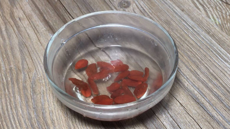 蚝油西兰花,<a style='color:red;display:inline-block;' href='/shicai/ 673'>枸杞</a>用开水冲泡,洗净沥水备用