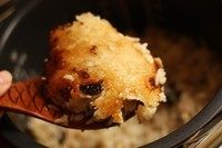 香菇滑鸡饭,做好的煲仔饭,油稍微多一点,饭焦就更漂亮!金黄黄的。