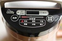 苹果红萝卜水,全部材料和<a style='color:red;display:inline-block;' href='/shicai/ 156925'>水</a>一起放入豆浆机，五谷模式按下。