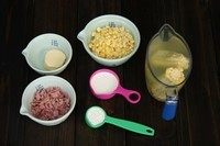 火腿玉米浓汤,【准备工作】 

1.新鲜甜玉米，把玉米粒剥下来。或者直接用刀刮下来。 
2.玉米棒子加<a style='color:red;display:inline-block;' href='/shicai/ 156925'>水</a>同煮10分钟。<a style='color:red;display:inline-block;' href='/shicai/ 156925'>水</a>留用。 
 因为玉米棒子里有玉米的清香和甜味，所以煮<a style='color:red;display:inline-block;' href='/shicai/ 156925'>水</a>后加入汤里味道更香。 
3.<a style='color:red;display:inline-block;' href='/shicai/ 438'>火腿</a>切小粒。