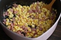 火腿玉米浓汤,加入玉米粒和火腿，翻炒几下。