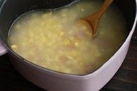 火腿玉米浓汤,加入煮玉米的水。煮开后转小火煮8-10分钟。