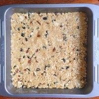 燕麦能量棒,用勺子压实,也可以在上面铺一层油纸然后用手掌按按按,总之一定要压紧。