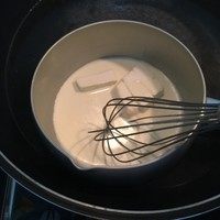 岩盐芝士绿茶,倒入一小部分淡奶油进锅里,放入所有奶油奶酪,隔水加热至融化。有人说奶油奶酪融化不了,你可以用打蛋机戳戳它呀,是可以融化的。