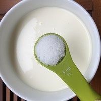 岩盐芝士绿茶,在剩余的淡奶油里加入5克盐和适量糖。其实这里可以根据你的个人口味进行调整,喜欢盐味重的就多放盐,我用甜菊糖代替<a style='color:red;display:inline-block;' href='/shicai/ 129617'>绵白糖</a>了,只用了6克就很甜了。如果用普通<a style='color:red;display:inline-block;' href='/shicai/ 129617'>绵白糖</a>的话需要多放一点哦,自己一边放一边尝一尝。