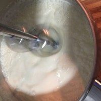岩盐芝士绿茶,用电动打电器打发,其实时间随意,只要变得浓稠就可以啦!