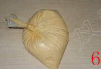 脆皮鸡蛋糕,将面糊装入保鲜袋内